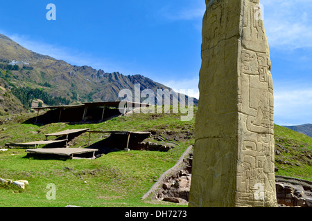 Eine geschnitzte Stein Obelisk an der archäologischen Stätte von Chavin de Huantar, Ancash Peru Stockfoto