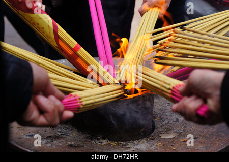 Räucherstäbchen angezündet in einem Tempel, Shanghai, China Stockfoto