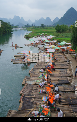 Bambus-Flöße in Yangshuo, Guilin, China Stockfoto