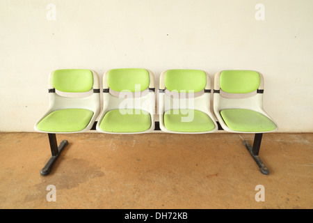 vier sitzen in einem Stuhl grün Stockfoto