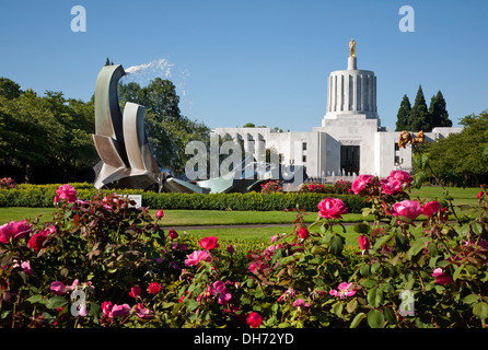 OREGON - Rosen blühen in der Nähe von Sprague-Brunnen auf dem Capitol Mall in der Nähe von der Legislative Building des State Capitol in Salem. Stockfoto