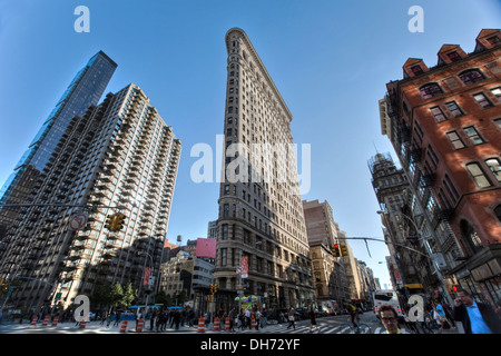 Flatiron Gebäude in New York City (mit anstrengenden Menschenmenge auf der Straße) Stockfoto