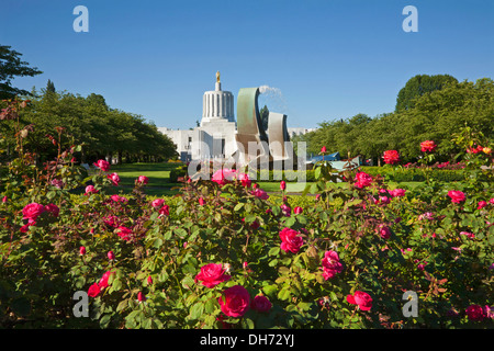 OREGON - Rosen blühen in der Nähe von Sprague-Brunnen auf dem Capitol Mall in der Nähe von der Legislative Building des State Capitol in Salem. Stockfoto