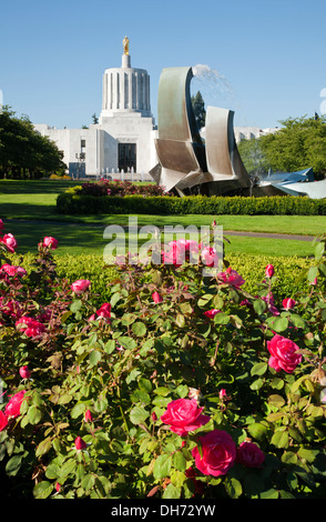 OREGON - Rosen blühen in der Nähe von Sprague-Brunnen auf dem Capitol Mall in der Nähe von der Legislative Building des State Capitol in Salem. Stockfoto