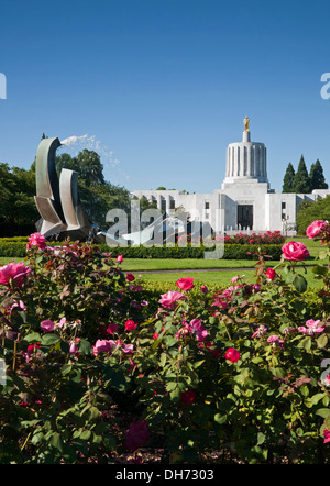 OREGON - Rosen blühen in der Nähe von Sprague-Brunnen auf dem Capitol Mall in der Nähe von der Legislative Building des State Capitol in Salem. Stockfoto