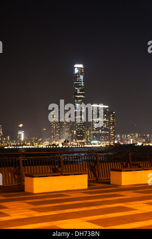 Blick auf Kowloon in der Nacht vom Central Hong Kong. Stockfoto