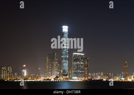 Blick auf Kowloon in der Nacht vom Central Hong Kong. Stockfoto