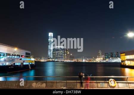 Blick auf Kowloon in der Nacht vom Central Hong Kong. Stockfoto