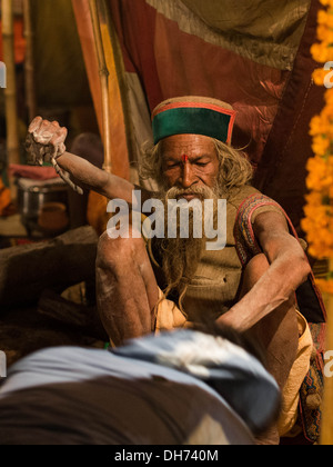 Mahant Amar Bharti Ji auf der Kumbh Mela 2013 einen Segen zu geben. Bharti Ji hob seinen Arm über dem Kopf bekanntlich im Jahr 1973. Stockfoto