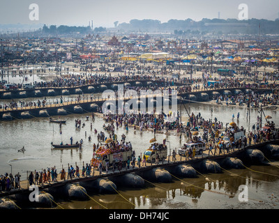 Tausende von hinduistischen Gläubigen überqueren Pontonbrücken über den Ganges auf der Kumbh Mela 2013 in Allahabad, Indien. Stockfoto