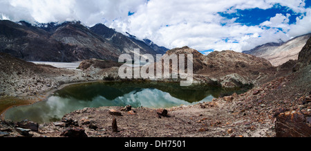 Versteckte buddhistischen Heiligen Tso Yarab See. Himalaya-Gebirges reichen. Indien, Ladakh, in der Nähe von Panamik, Sumur Dorf, 3300 m Höhe Stockfoto