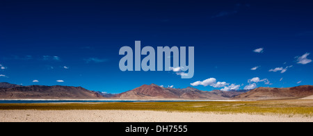 Himalaya Hochgebirge Landschaft Panorama mit Salz See Tso Kar unter blauem Himmel. Indien, Ladakh, Höhe 4600 m Stockfoto