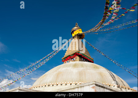 Buddhistischen Schrein Boudhanath Stupa mit beten Fahnen über blauen Himmel. Nepal, Kathmandu Stockfoto