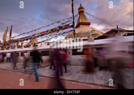 Kora. Menschen herumlaufen buddhistischen Schrein Boudhanath Stupa bei Sonnenuntergang. Nepal, Kathmandu Stockfoto