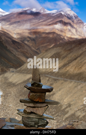 Buddhistische Steinpyramide an Suraj Vishal Taal See in Manali - Leh Landstraße Himalaja Indien Ladakh gigantische Tal Höhe Stockfoto