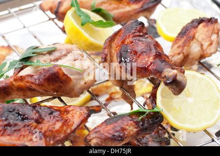 Ofen geröstet geviertelten Bio-Huhn. Stockfoto