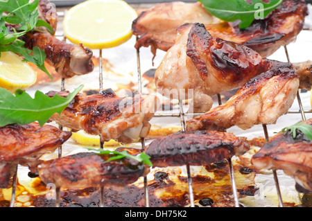 Ofen geröstet geviertelten Bio-Huhn. Stockfoto