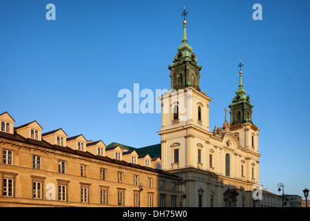 Barocke Kirche des Heiligen Kreuzes und Wohnhaus befindet sich in Warschau, Polen. Stockfoto