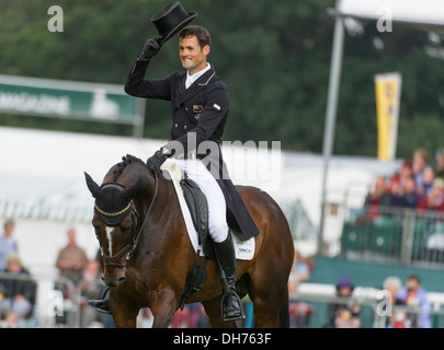 New Zealand Veranstaltung Fahrer Jonathan (Jock) Paget und sein Pferd Clifton Versprechen begrüssen das Publikum bei den Burghley Horse Trials Stockfoto