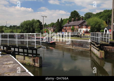 Ein Narrowboat aus der Tiefe Schleuse von Saltersford sperrt Nr. 3 auf dem Fluss Weaver in Barnton, Cheshire Stockfoto