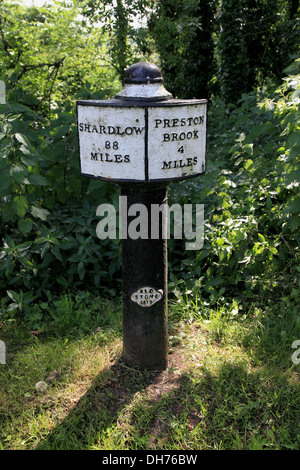 Eine Meile-Post aus dem Jahre 1819 in der Nähe das Westportal des Saltersford Tunnels auf der Trent und Mersey Kanal in der Nähe von Barnton, Cheshire Stockfoto