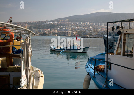 Fischers Zeilen im Fischerhafen in Kusadasi, Türkei. Stockfoto