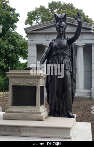 Minerva-Statue auf dem Green-Wood Cemetery Stockfoto