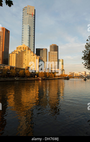 Gebäude am Southbank Melbourne spiegelt sich in den Yarra River bei Sonnenaufgang. Stockfoto