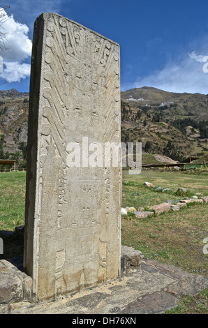 Eine geschnitzte Stein Obelisk an der archäologischen Stätte von Chavin de Huantar, Ancash Peru Stockfoto