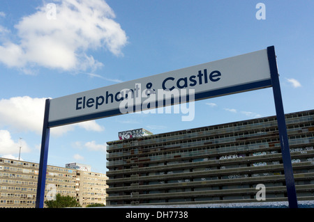 Ein Zeichen für Elefanten & Burg Bahnhof vor der leeren Wohnungen des Weingutes Heygate. Stockfoto