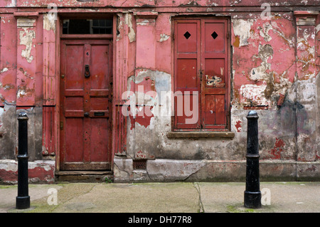 Das Peeling und verfallenen aussehende äußere eines Hauses in Princelet Street, Spitalfields. Stockfoto