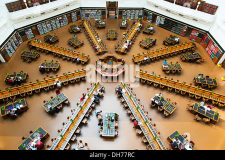 Blick hinunter auf die La Trobe Reading Room in der State Library of Victoria. Stockfoto