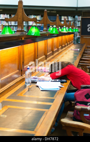 Junge Frau schlafen und eine Pause vom Studium in der State Library of Victoria. Stockfoto