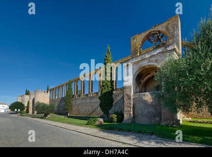 17. Jahrhundert Aquädukt und Wasserrad Serpa gebaut auf der Stadtmauer, Alentejo, Portugal Stockfoto