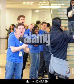 Kunden sind Beifall von Apple Mitarbeiter bei Einführung der neuen 3. Generation iPad im Apple Store auf der Londoner Regent Street in London Stockfoto