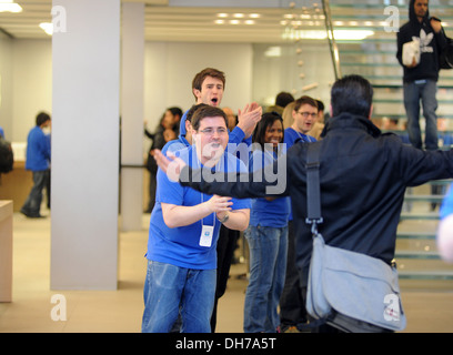 Kunden sind Beifall von Apple Mitarbeiter bei Einführung der neuen 3. Generation iPad im Apple Store auf der Londoner Regent Street in London Stockfoto