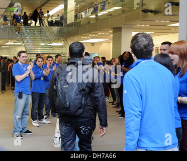 Kunden sind Beifall von Apple Mitarbeiter bei Einführung der neuen 3. Generation iPad im Apple Store auf der Londoner Regent Street in London Stockfoto