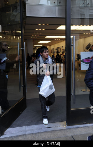 Atmosphäre der Einführung der neuen 3. Generation iPad im Apple Store auf der Londoner Regent Street London England - 16.03.12 Stockfoto