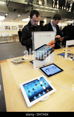 Atmosphäre der Einführung der neuen 3. Generation iPad im Apple Store auf der Londoner Regent Street London England - 16.03.12 Stockfoto