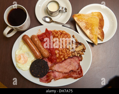 Klassische Full English warmes Frühstück mit Toast und Kaffee Stockfoto