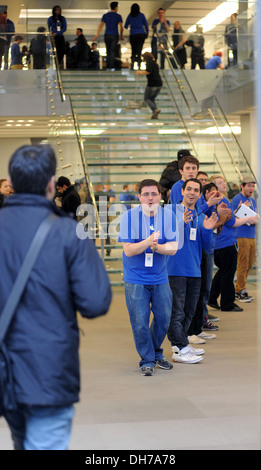 Kunden sind Beifall von Apple Mitarbeiter bei Einführung der neuen 3. Generation iPad im Apple Store auf der Londoner Regent Street in London Stockfoto