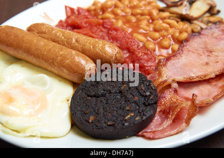 Klassische Full English warmes Frühstück mit Toast und Kaffee Stockfoto