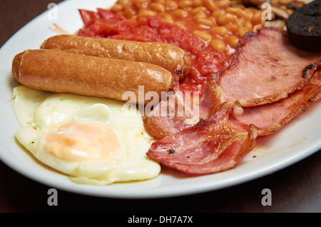 Klassische Full English warmes Frühstück mit Toast und Kaffee Stockfoto