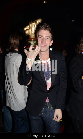 Danny D mit seinen Auszeichnungen Television X 'Shafta' Awards 2012 - Abflüge London England - 16.03.12 Stockfoto