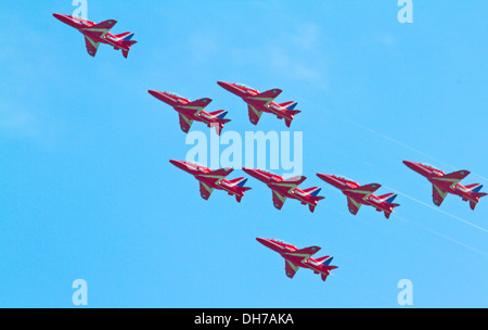 Acht Royal Air Force Red Arrows im Formationsflug Stockfoto