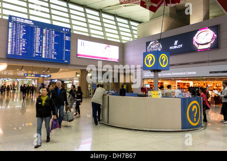 Informationsstand im Abflugbereich Incheon International Airport, Seoul, Korea Stockfoto