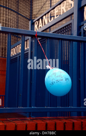 Außen - einen Ballon mit einem Abschiedsgruß an Toren Rangers Football Club - Ibrox Stadium Glasgow Schottland - 16.03.12 gebunden Stockfoto