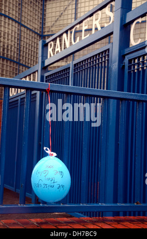 Außen - einen Ballon mit einem Abschiedsgruß an Toren Rangers Football Club - Ibrox Stadium Glasgow Schottland - 16.03.12 gebunden Stockfoto