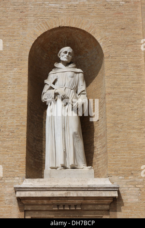 Statue von Str. Francis von Assisi, Basilika Santa Maria Degli Angeli, Assisi, Italien Stockfoto