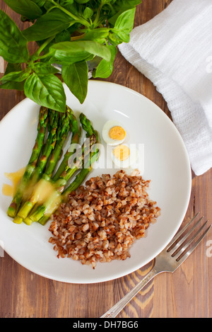 Spargel mit Eiern auf Platte Stockfoto